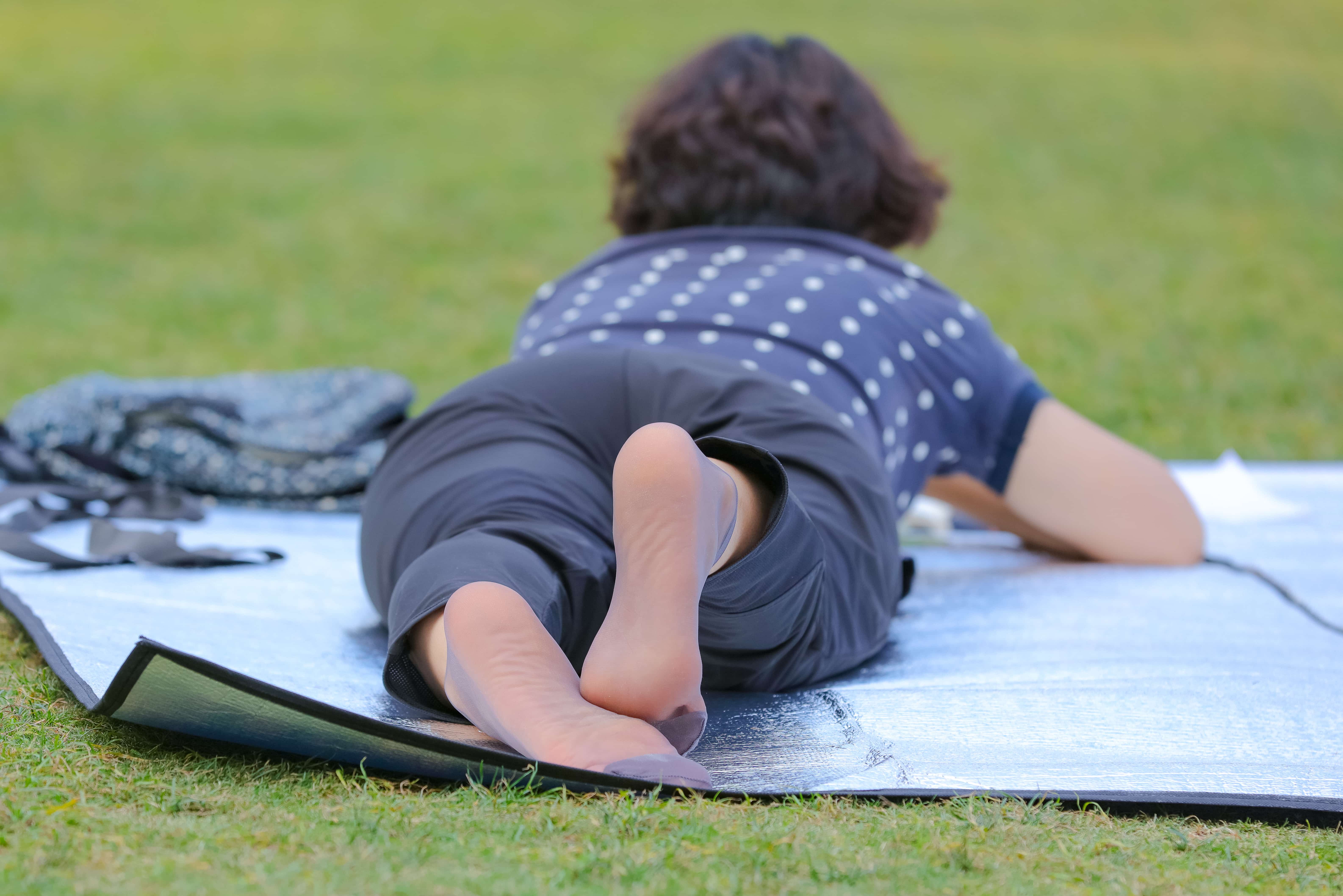 Short-haired woman in gray hosiery